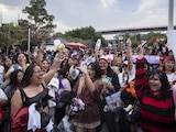 Miles de fans de BTS esperan afuera del Estadio GNP horas antes del primer concierto de la banda en CDMX