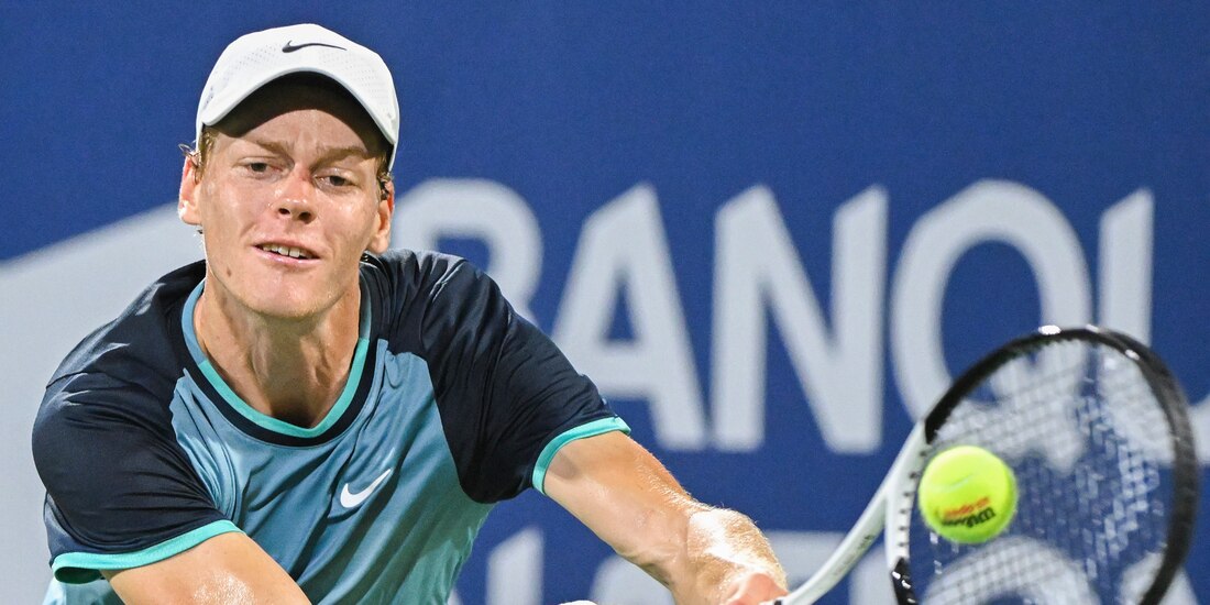Jannik Sinner, de Italia, devuelve un tiro frente a Andrey Rublev, de Rusia, durante un partido de cuartos de final en el Abierto de Montreal.
