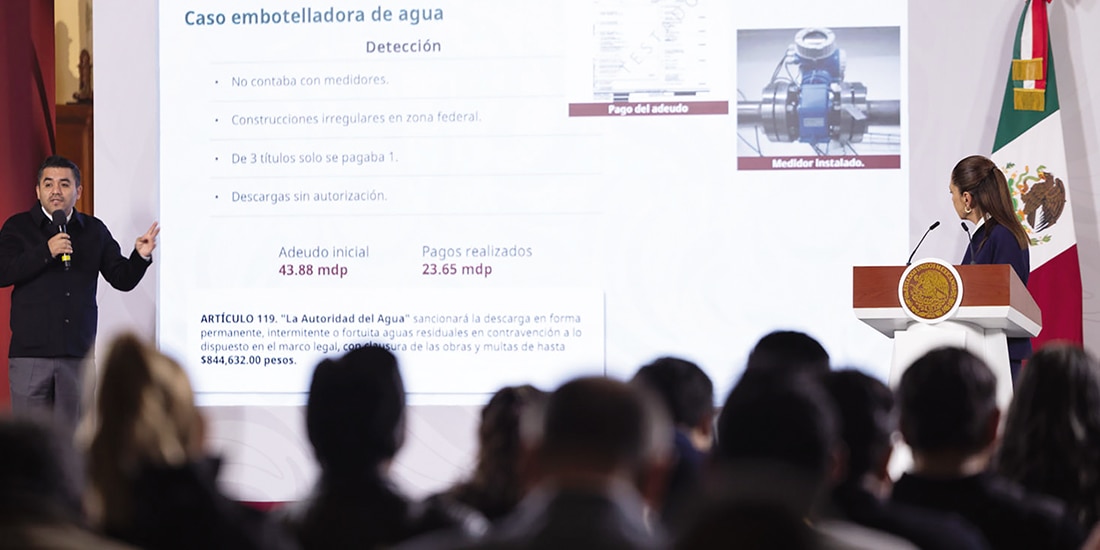 EFRAÍN Morales, de Conagua, ayer, con la Presidenta.