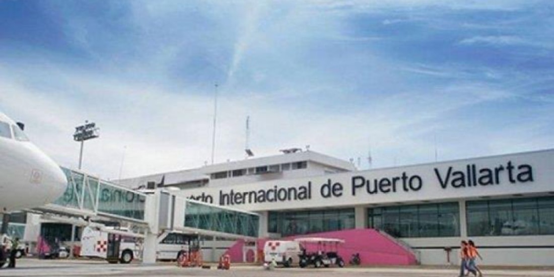 Puerto Vallarta cierra su aeropuerto por el huracán Simón