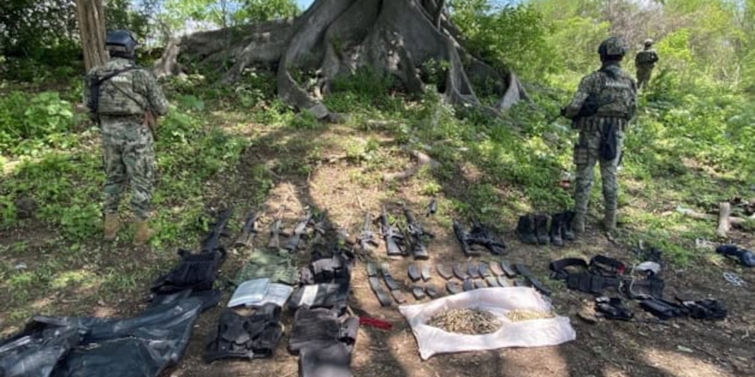 Aseguran armamento y explosivos a presuntos integrantes de "Los Mayos" en Sinaloa.