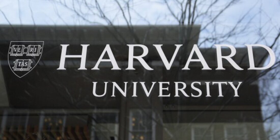 El logotipo de la Universidad de Harvard en un edificio de la escuela, el martes 15 de abril de 2025, en Cambridge, Massachusetts.