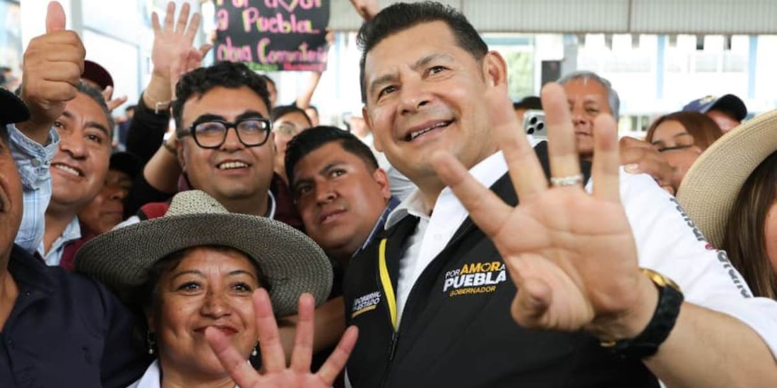 El mandatario estatal, Alejandro Armenta Mier, visitó la junta auxiliar para entregar los apoyos económicos del programa social.