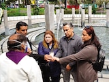 Padres y madres de niños fallecidos en el sismo de 2017 en un memorial, en 2025.