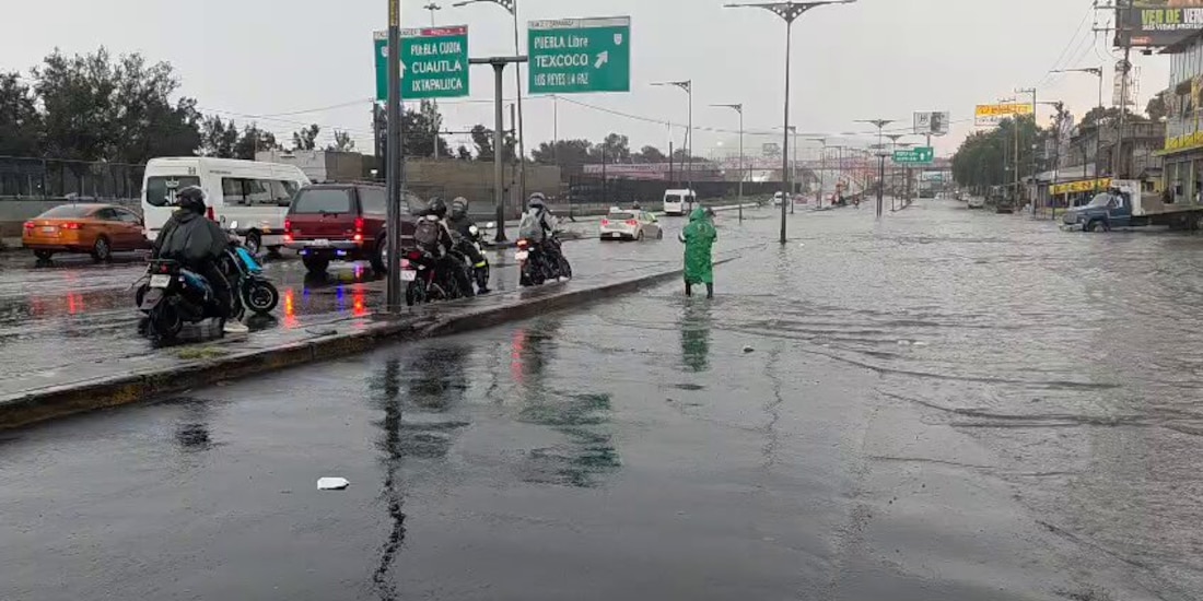 Inundación por lluvia en la Calzada Ignacio Zaragoza, el 20 de julio de 2026.