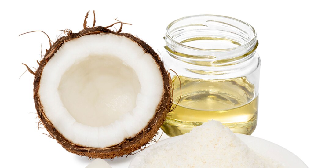 El aceite de coco es conocido por sus beneficios en la piel y cabello.