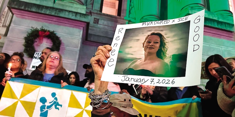 Personas se congregan en una manifestación contra leyes migratorias, en una vigilia en memoria de Renee Good, ayer.