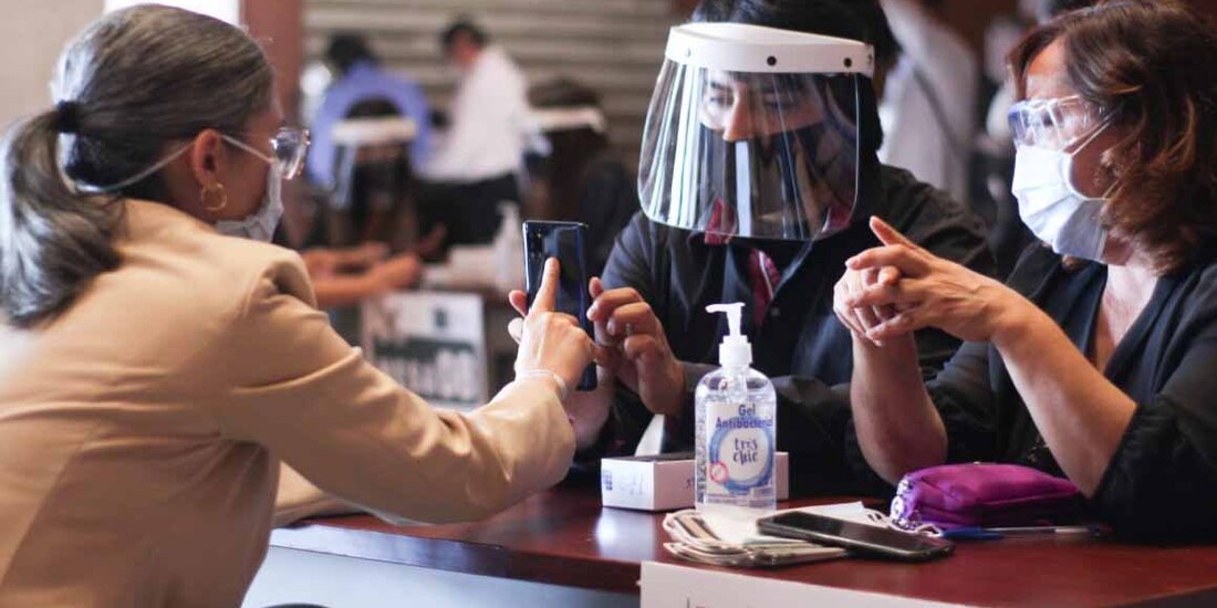 Personal explica a legisladores el proceso de autentificación para registrar su asistencia a sesiones y votación.