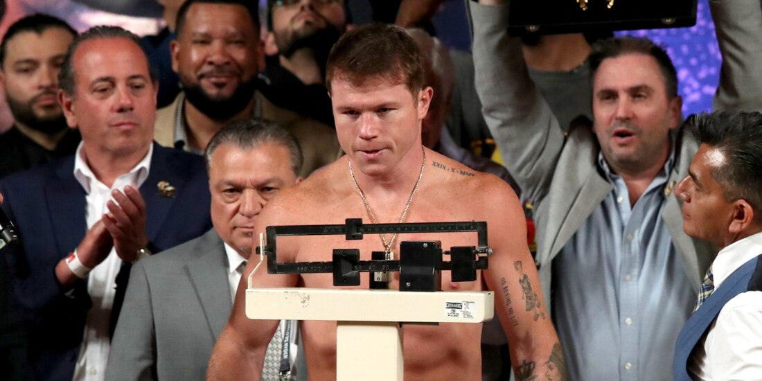 'Canelo' Álvarez en su pesaje previo a la pelea contra el británico John Ryder en 2023