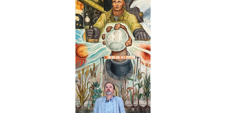 El escritor delante del mural El hombre controlador del universo, ayer.