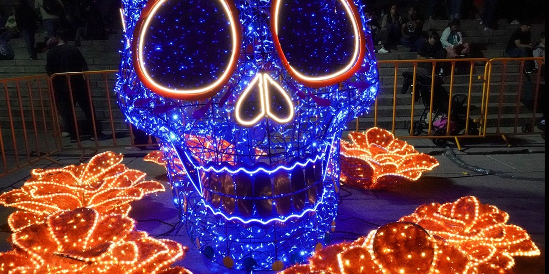 Iluminación del paseo de la Reforma, por el día de muertos