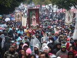 Cientos de feligreses arriban en caravana a las inmediaciones de la Basílica Guadalupana para con el fin de celebrar el cumpleaños y cantarle las mañanitas a la “morenita” Virgen de Guadalupe esta madrugada del 12 de diciembre. FOTO: ANDREA MURCIA /CUARTOSCURO.COM