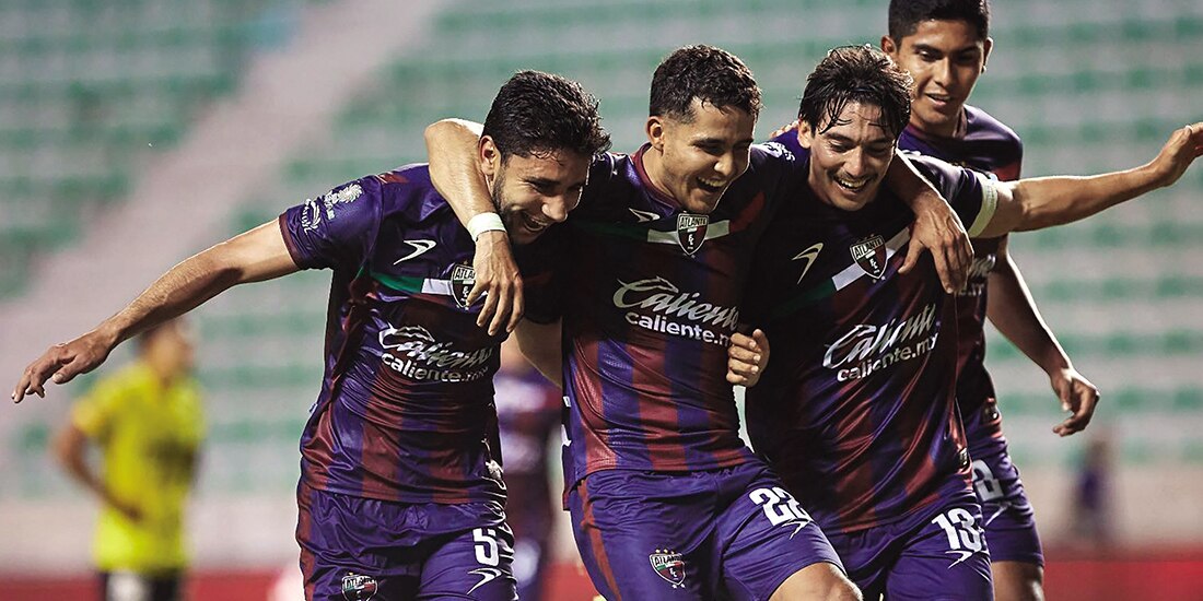 Jugadores del Atlante festejan un gol en el Apertura 2025 de la Liga de Expansión.