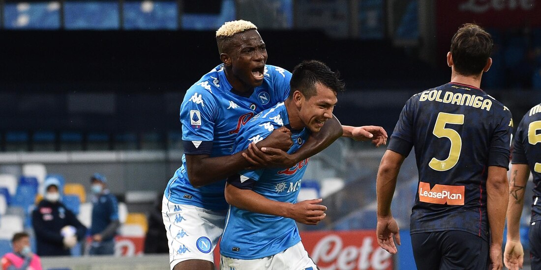 Hirving Lozano festeja uno de sus goles sobre el Genoa en la Fecha 2 de la Serie A de Italia.