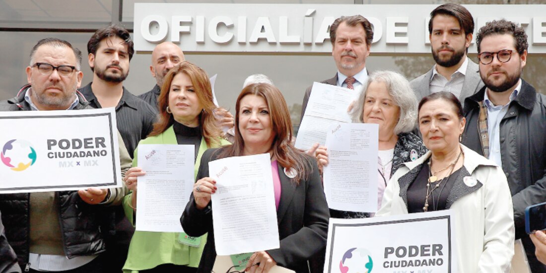 La Organización Poder Ciudadano, ayer, en las instalaciones del INE.