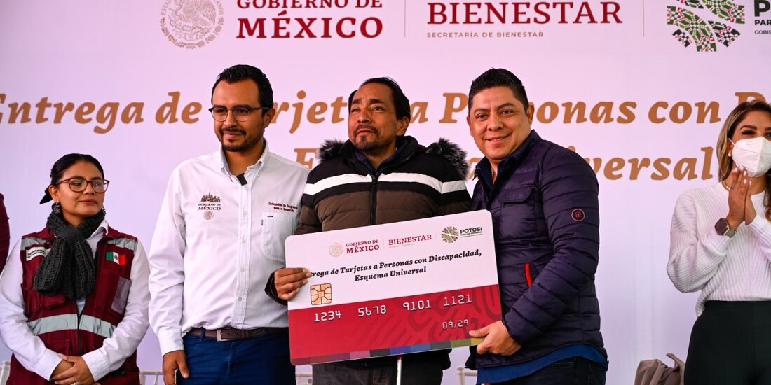 Ricardo Gallardo Cardona entrega las primeras tarjetas de pensión en un emotivo evento.