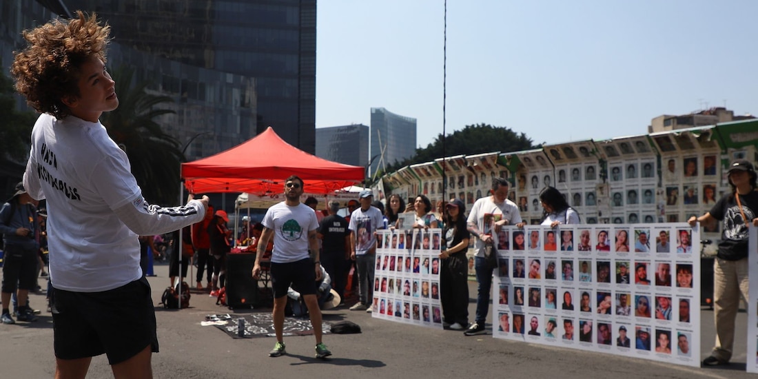 Aspecto de una marcha en CDMX del colectivo "Hasta Encontrarles".