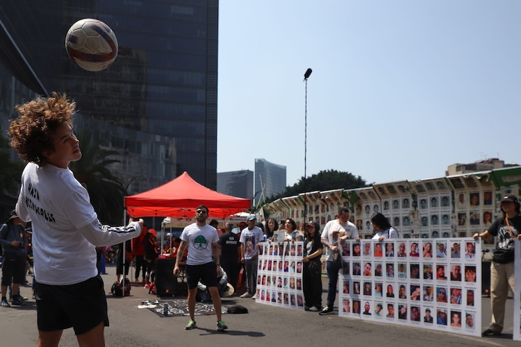 Aspecto de una marcha en CDMX del colectivo "Hasta Encontrarles".