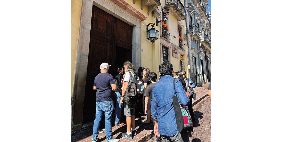 Reporteros afuera de la Casa de Prensa del Cervantino, después de que se anunciara la cancelación de la conferencia.
