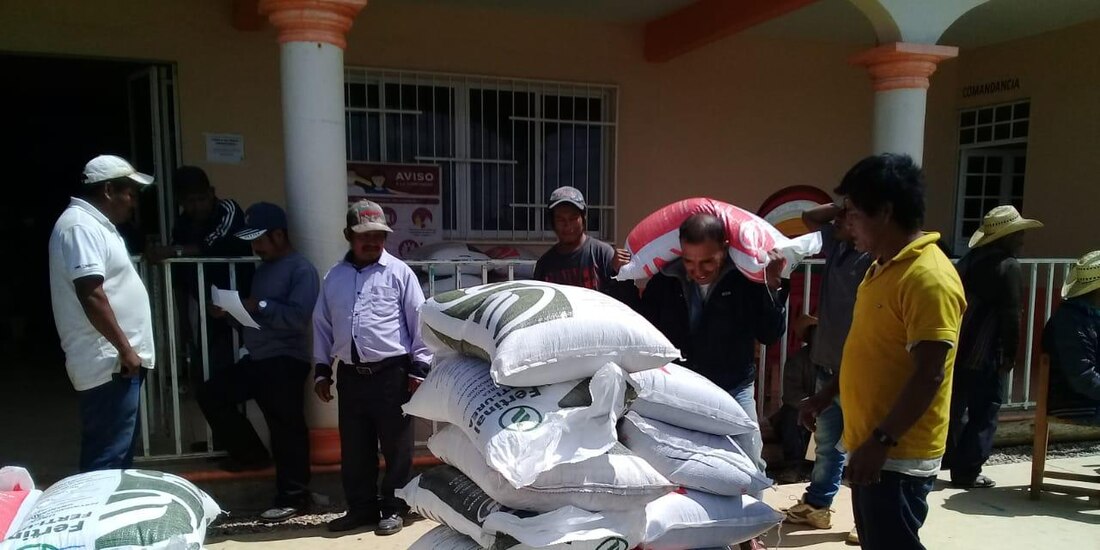 Personal de la Secretaría de Agricultura alista reparto de abono, ayer.