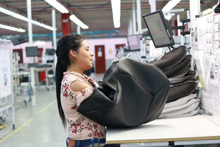 Una mujer trabaja en una planta manufacturera