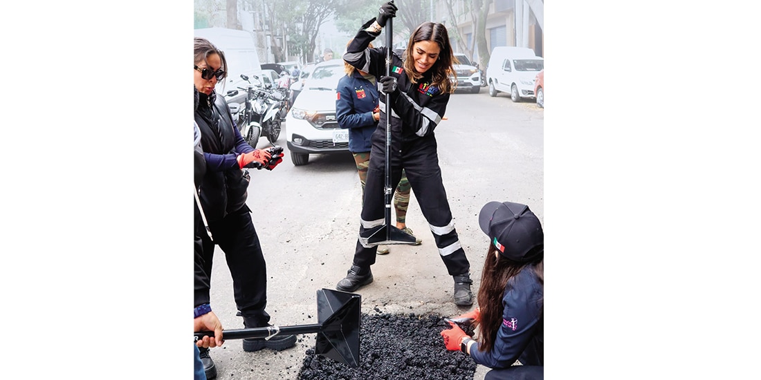 Alessandra Rojo de la Vega repara un bache, en octubre.