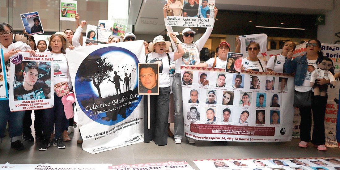 Integrantes de colectivos se manifestaron al término de la presentación del informe de la CIDH, ayer.