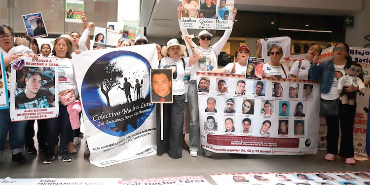Integrantes de colectivos se manifestaron al término de la presentación del informe de la CIDH, ayer.