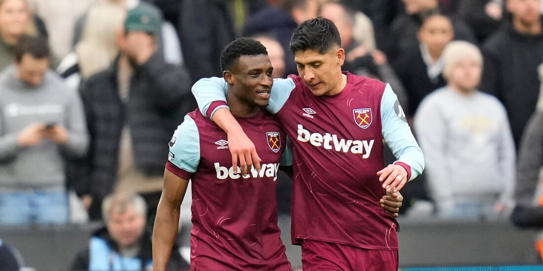 Mohammed Kudus, izquierda, celebra con Edson Alvarez el segundo gol del West Ham ante el Manchester United