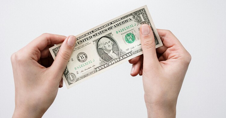 El valor del dólar puede fluctuar a lo largo del día.