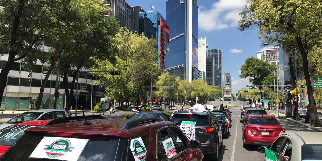 Vehículos sobre avenida Reforma en la Ciudad de México.