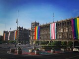 En el Zócalo colgaron las banderas de la comunidad LGBT+, previo a marcha del orgullo