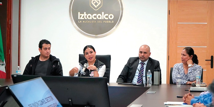 Lourdes Paz (centro) en reunión con empresarios por el tema de extorsiones, en septiembre pasado.