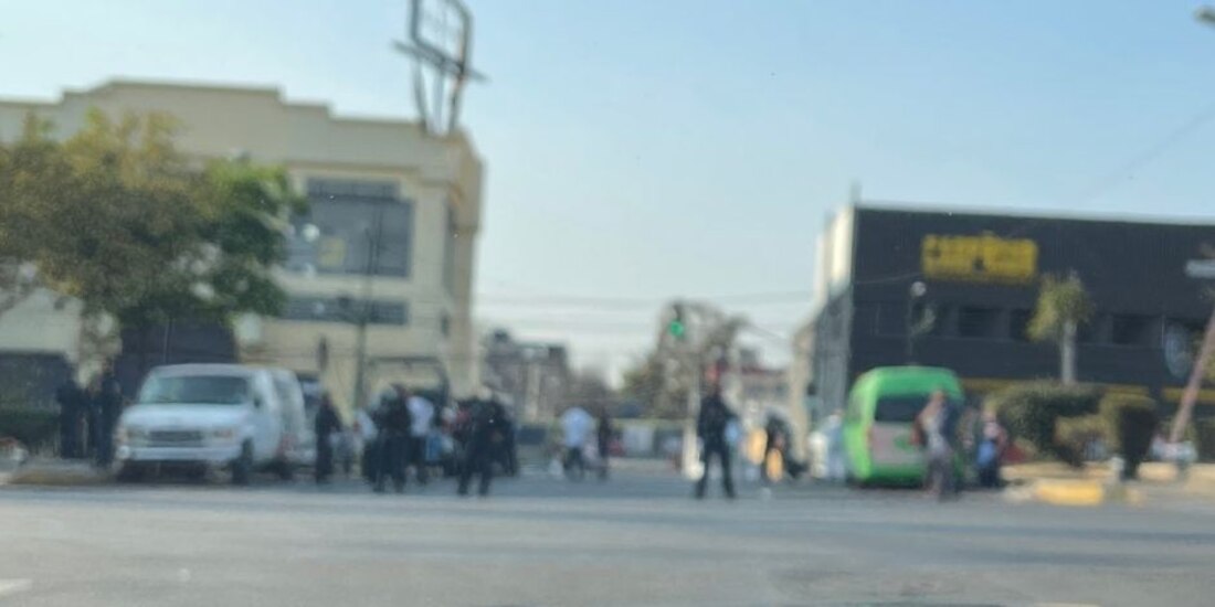 En la Alcaldía Coyoacán se reportó el impacto de un vehículo policial contra una combi del transporte público.