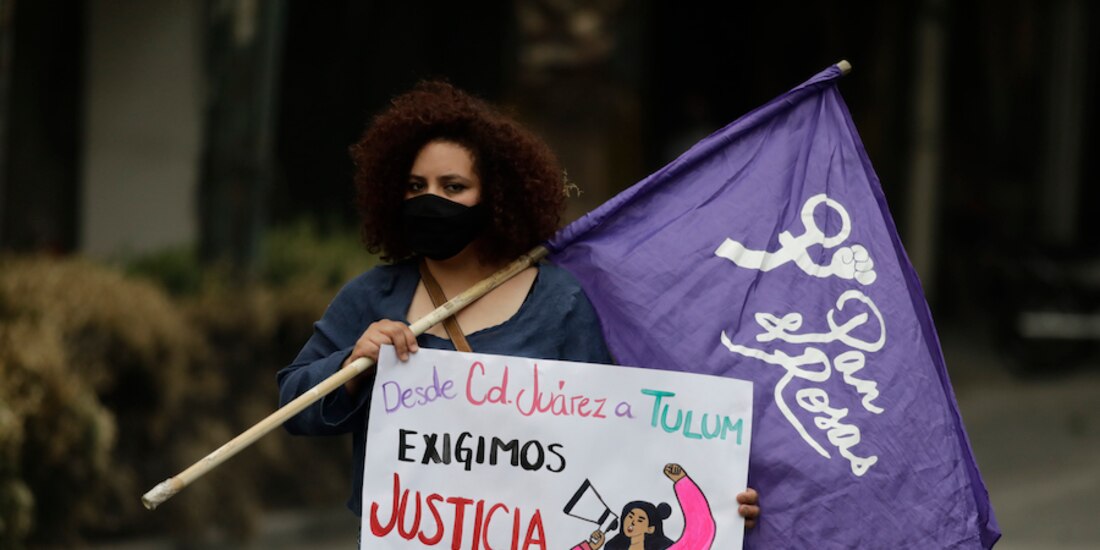 Una joven protesta por la muerte de Victoria, el lunes, en CDMX.