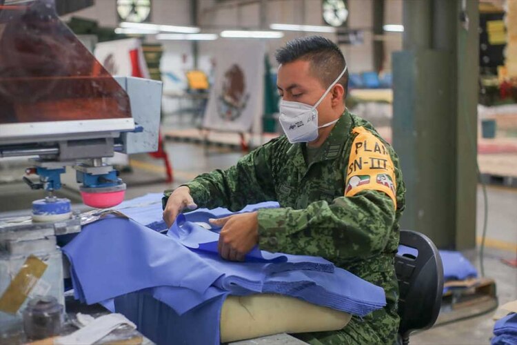 Confeccionan militares uniformes y materiales para personal médico, ayer.