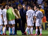Los jugadores de Pumas le reclaman al árbitro después de su derrota ante Tigres en el Clausura 2020.