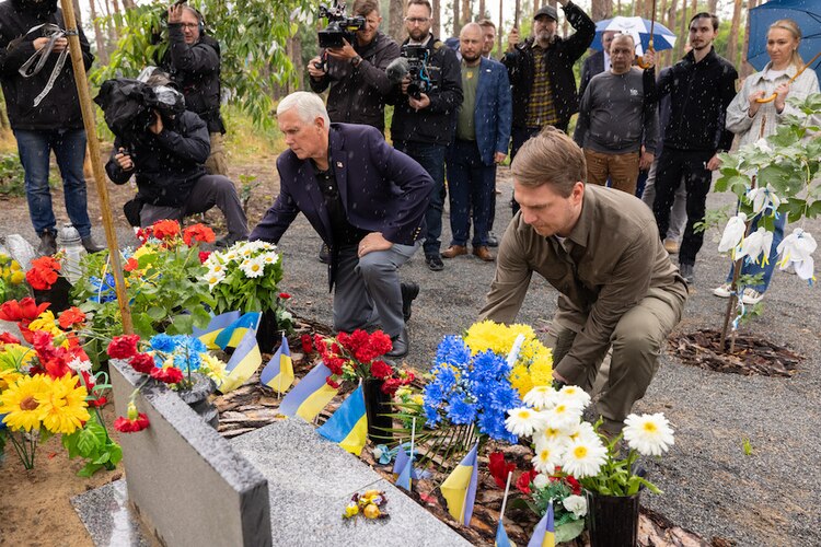 Mike Pence (izq.), aspirante presidencial de EU, honra a víctimas en zonas golpeadas.