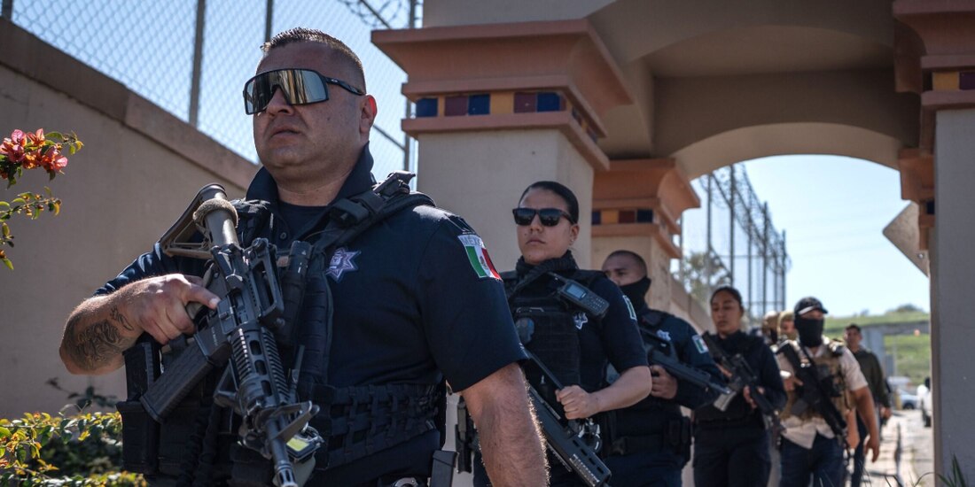 Operativo de la Policía Estatal en Tijuana, Baja California, ayer.