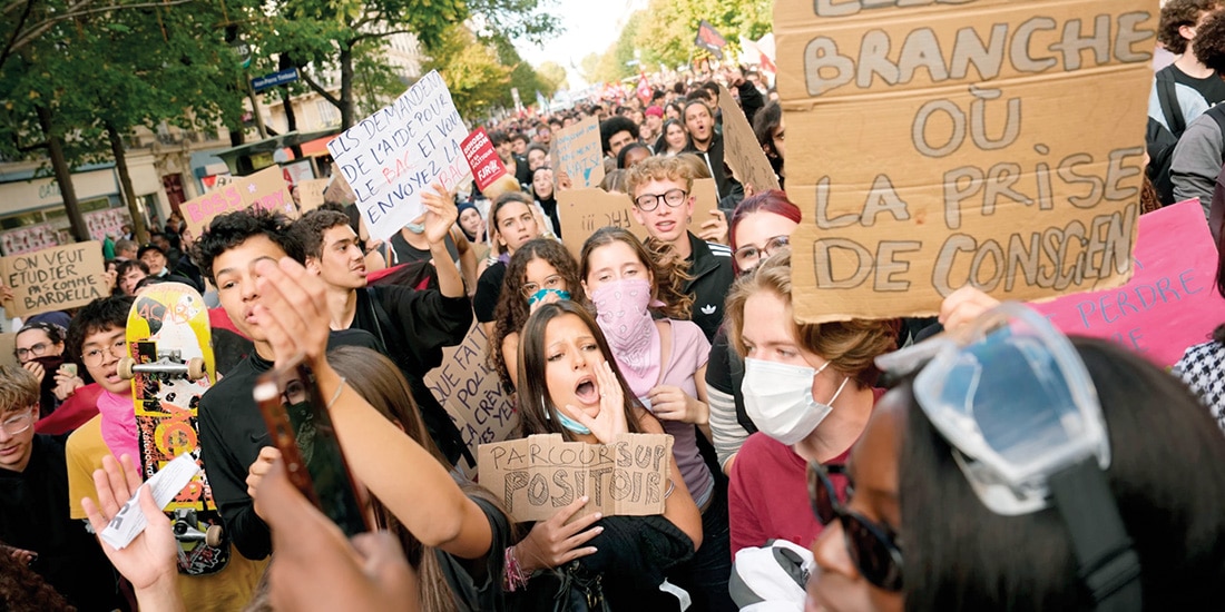 Jóvenes corean consignas durante una manifestación en París, ayer.