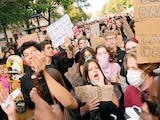 Jóvenes corean consignas durante una manifestación en París, ayer.