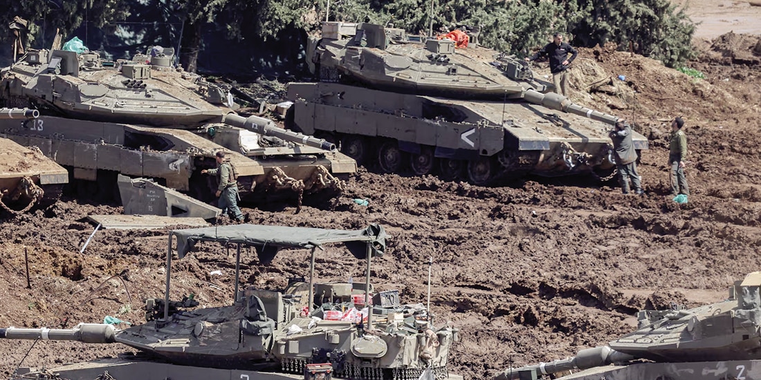 Soldados israelíes junto a tanques cerca del lado israelí de la frontera con Líbano, ayer.