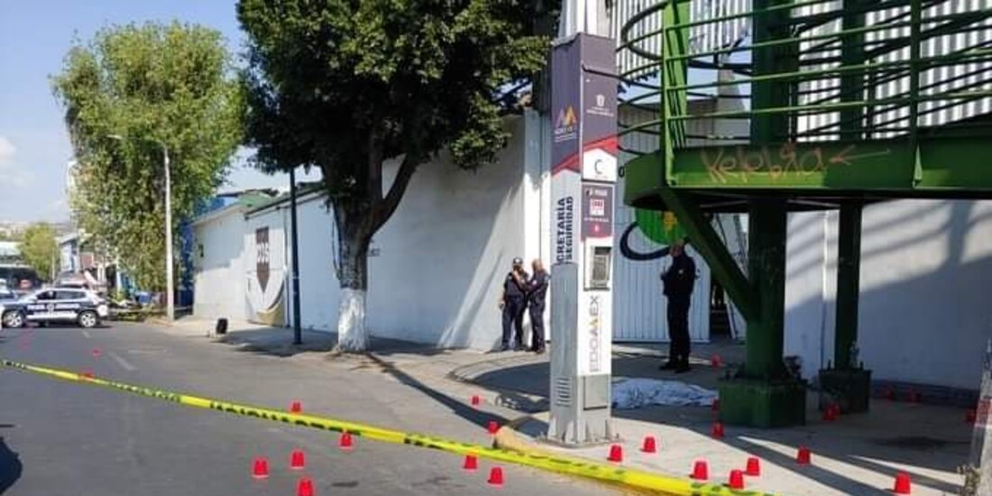 Sobre la banqueta quedaron más de 50 cartuchos percutidos, luego del episodio de violencia registrado ayer.