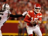 Patrick Mahomes (15), quarterback de los Kansas City Chiefs, evita al safety Tre'von Moehrig (25), de Las Vegas Raiders, en la Semana 5 de la NFL.