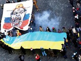 Con una bandera ucraniana protestan en Praga contra la guerra, ayer.
