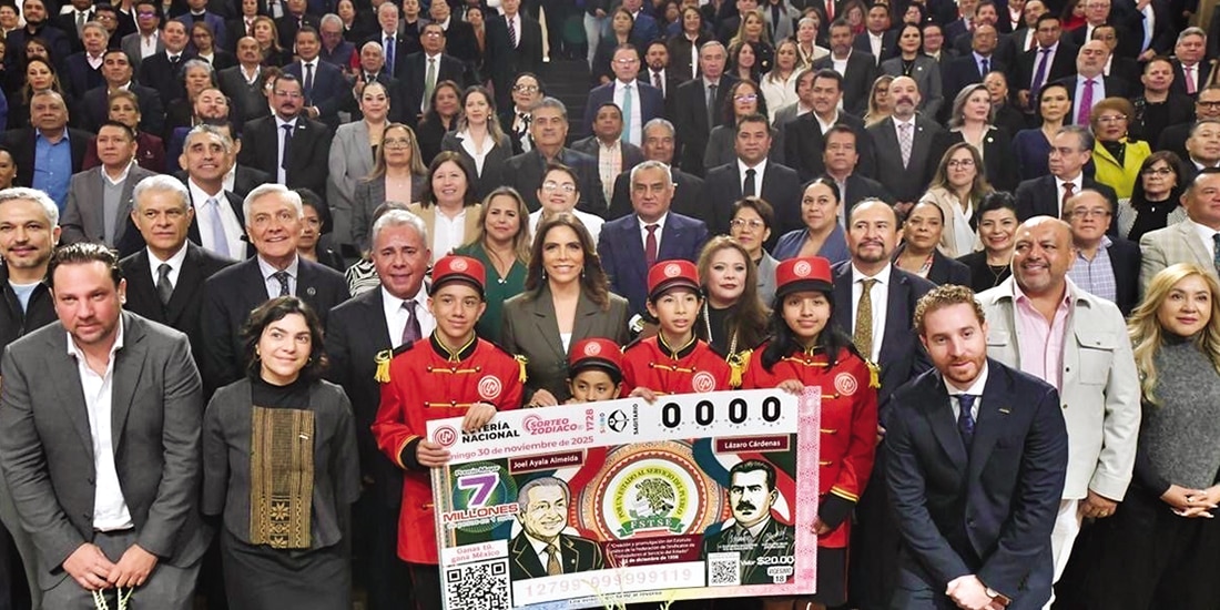 La directora de la Lotería, Olivia Salomón (c), e integrantes de la FSTSE, ayer