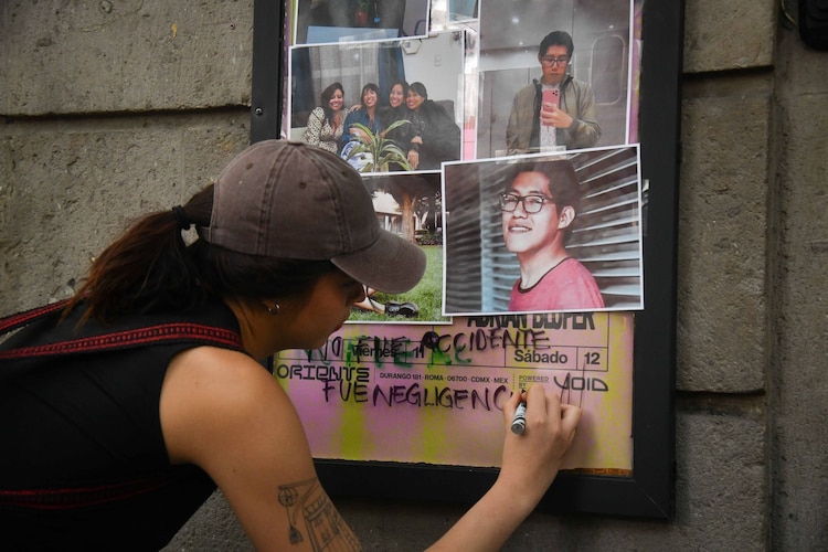 Fotografía de archivo de una protesta para exigir justicia por Miguel Rojas, fotoperiodista fallecido en AXE Ceremonia.