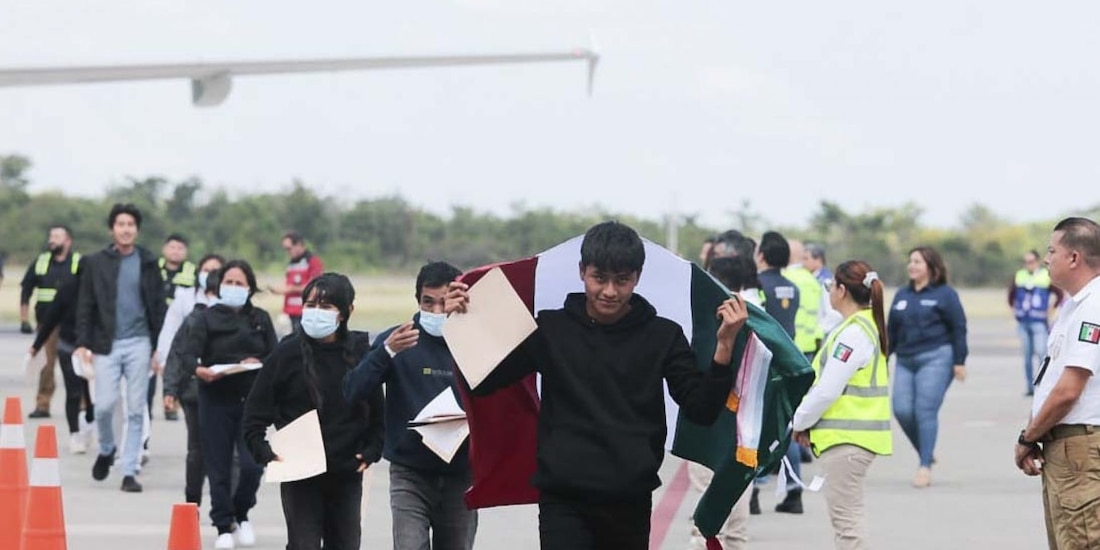Esta imagen del 20 de febrero muestra la llegada de mexicanos repatriados por las autoridades de Estados Unidos al aeropuerto internacional de Tapachula