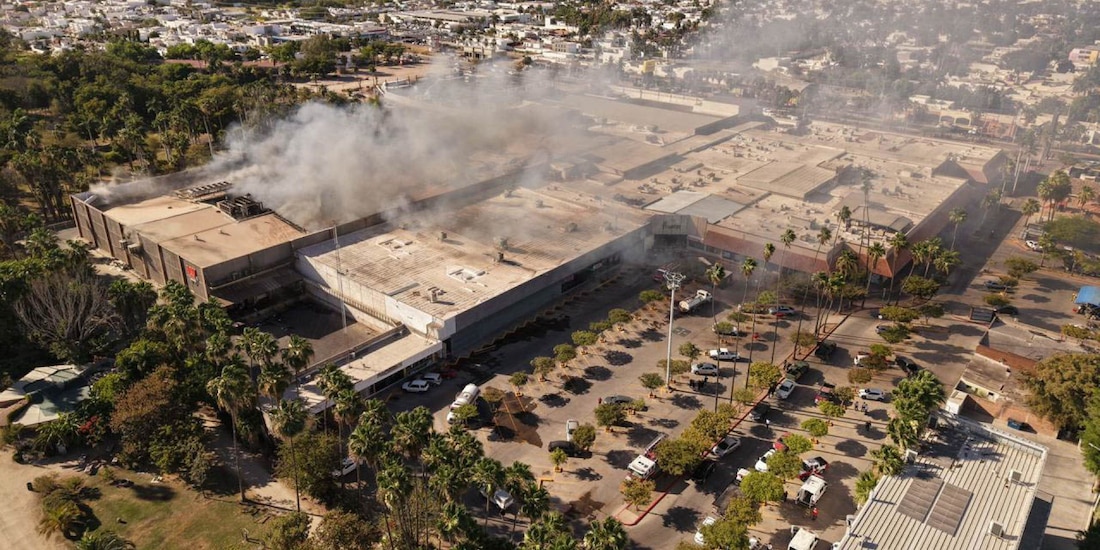 Aspecto del incendio en plaza Fiesta Las Palmas, en Los Mochis, Sinaloa.
