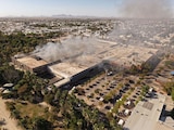 Aspecto del incendio en plaza Fiesta Las Palmas, en Los Mochis, Sinaloa.